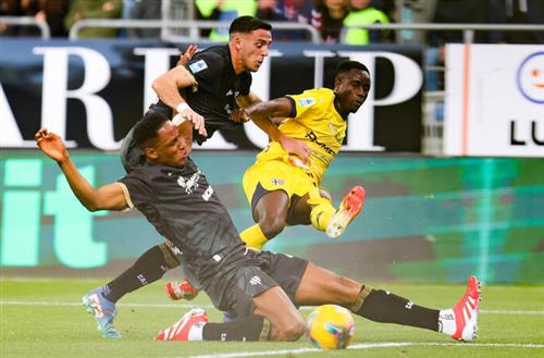 Кальяри против Пармы