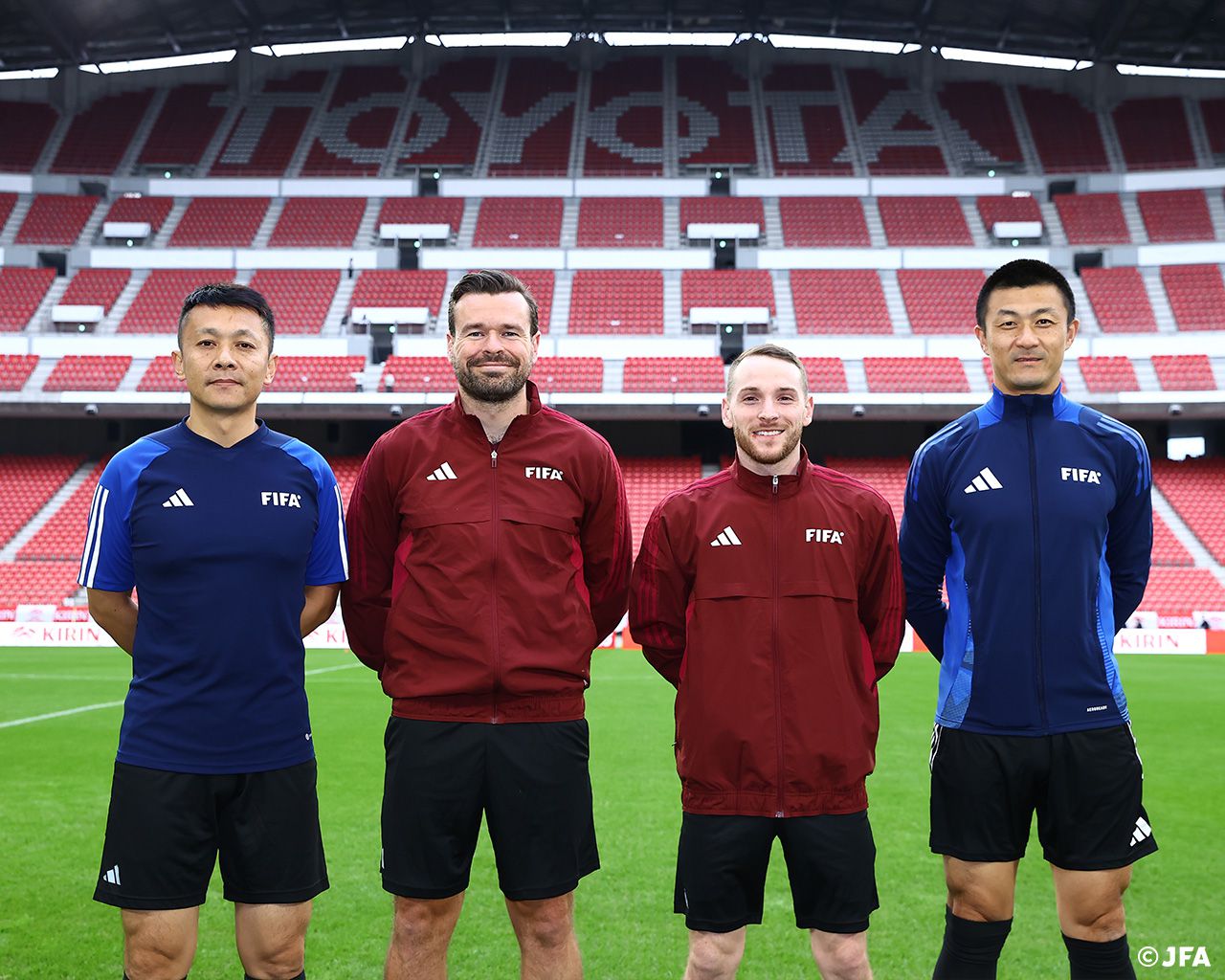 Официальное лицо: Фу Мин выступает в роли четвертого арбитра в матче Японии против Ганы, а Мази выступает в качестве помощника судьи.