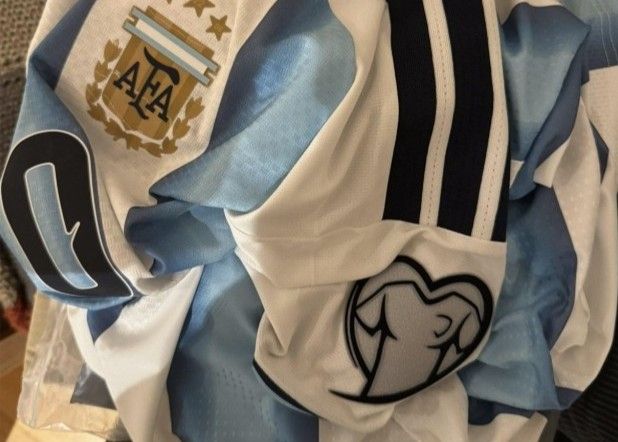 😂Играете в Кубке Европы? На официальном сайте Adidas продаются футболки сборной Аргентины с нарукавными повязками европейской квалификации.
