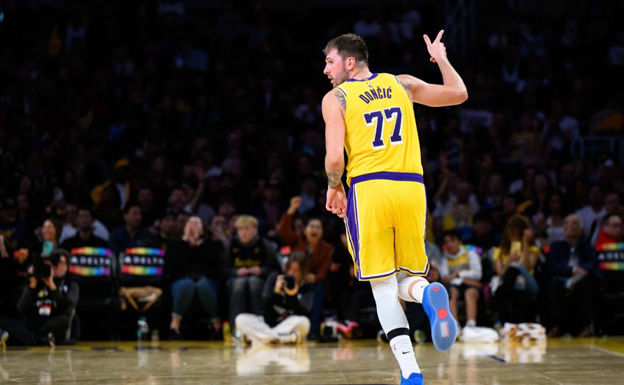 Дончич набрал 92 очка в первых двух играх, став первым игроком в истории, набравшим 40+10+5 в двух играх подряд.