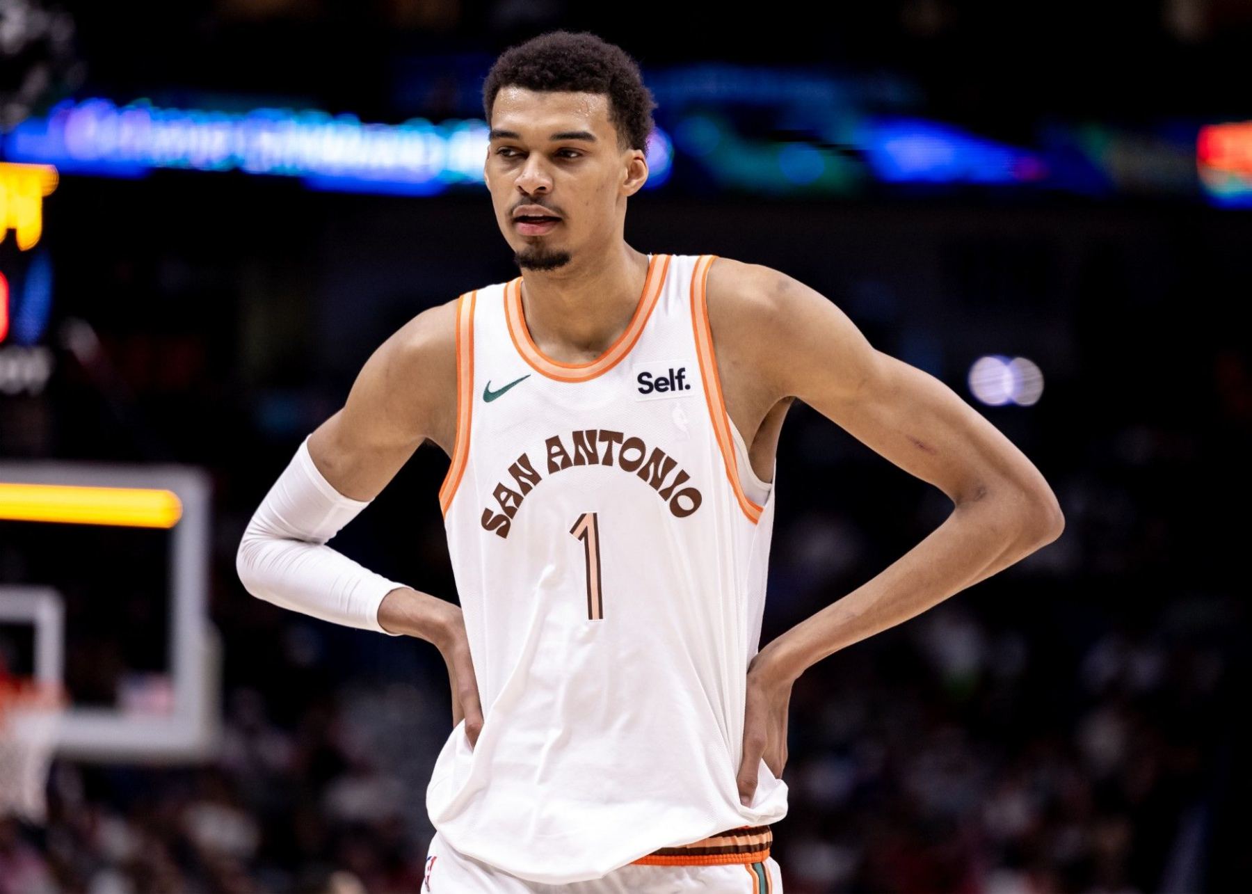 Он много раз подвергался нападениям на месте происшествия! Венбаньяма набрал 7 очков, 3 из 8 за тайм, 4 подбора и 3 нарушения.