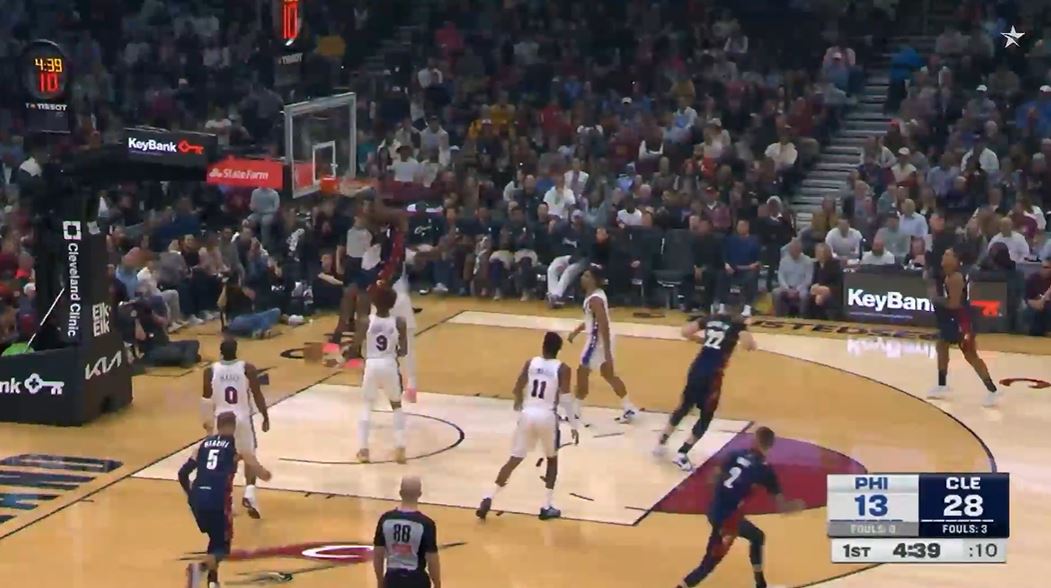 Контроль горячего мяча! Митчелл набрал 15 очков при бросках 4 из 5, а «Кавальерс» возглавили команду 76ers с 14 очками в первой четверти.