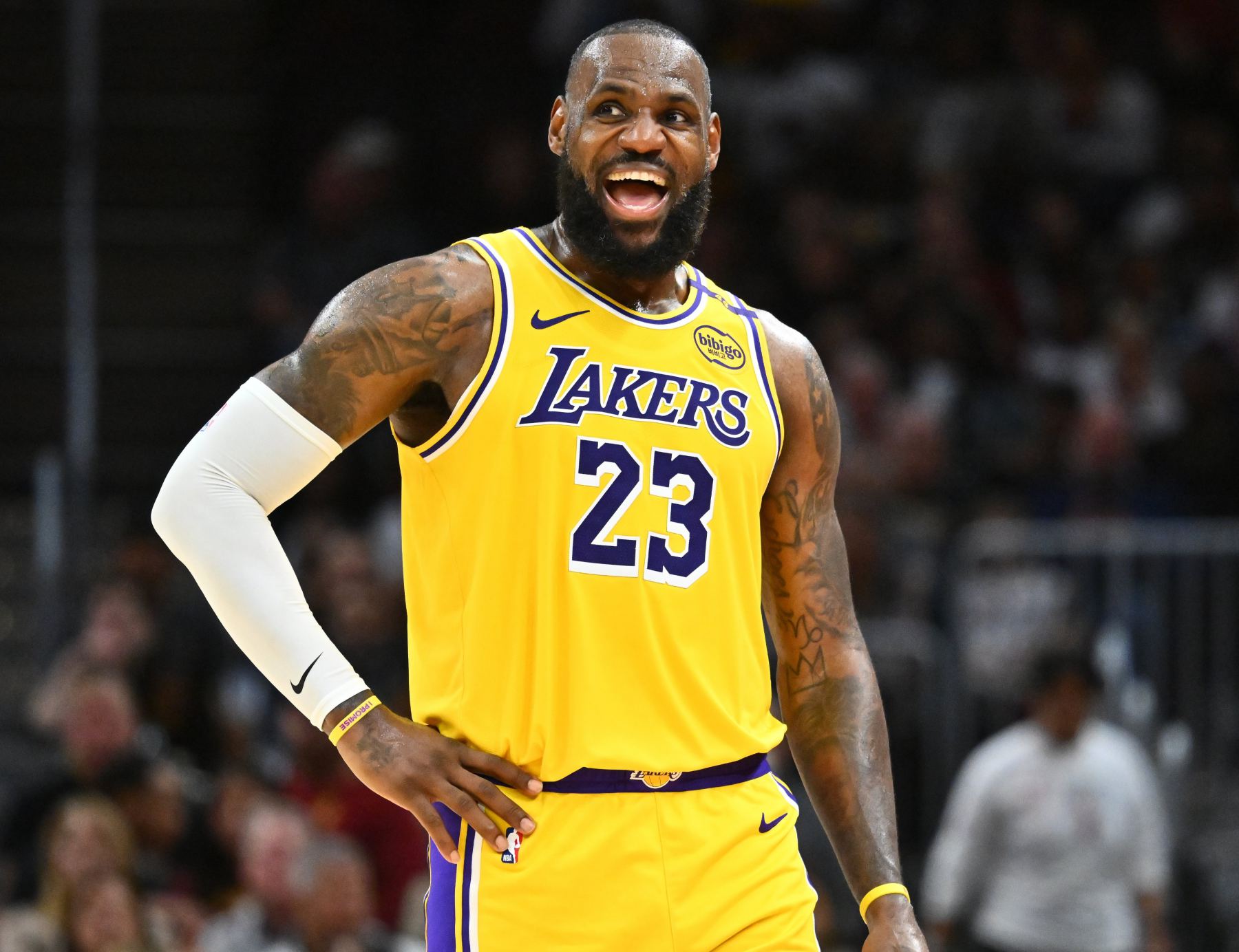 Ривз: Джеймс, должно быть, сидит дома, пьет вино, смотрит игру и думает, как нам помочь