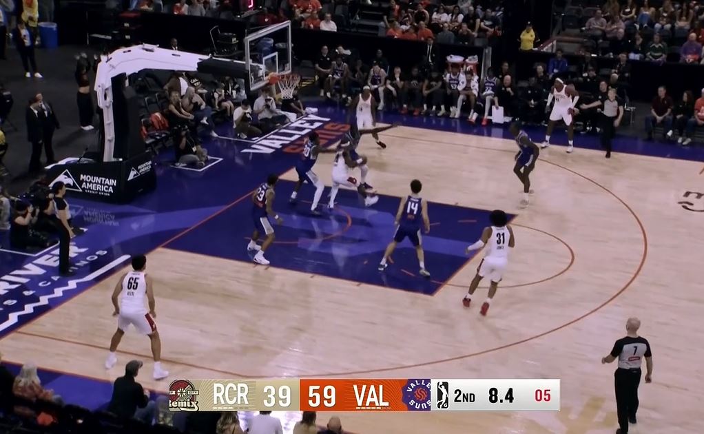 Очень всеобъемлющий! Малуачи набрал 7 очков, 2 передачи, 2 перехвата и 2 блок-шота за тайм.